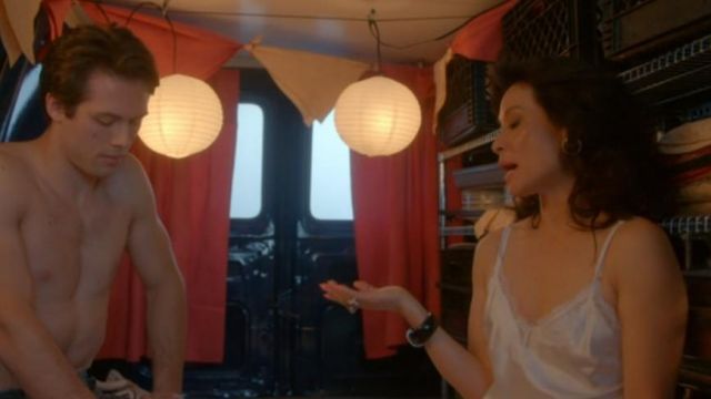 Noir et bracelet en or portés par Simone Grove (Lucy Liu) dans lesquelles les Femmes Tuent (S01E03)