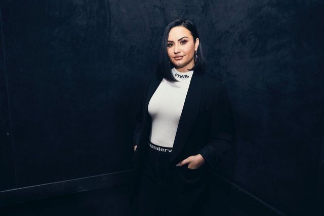 The blazer long flap pockets Isabel Marant for Demi Lovato on her account Instagram @ddlovato