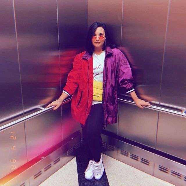 The jacket color block fuschia Sapopa de Demi Lovato on her account Instagram @ddlovato