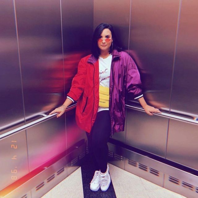 La chaqueta fuschia Sapopa de color de Demi Lovato en su cuenta de Instagram @ddlovato