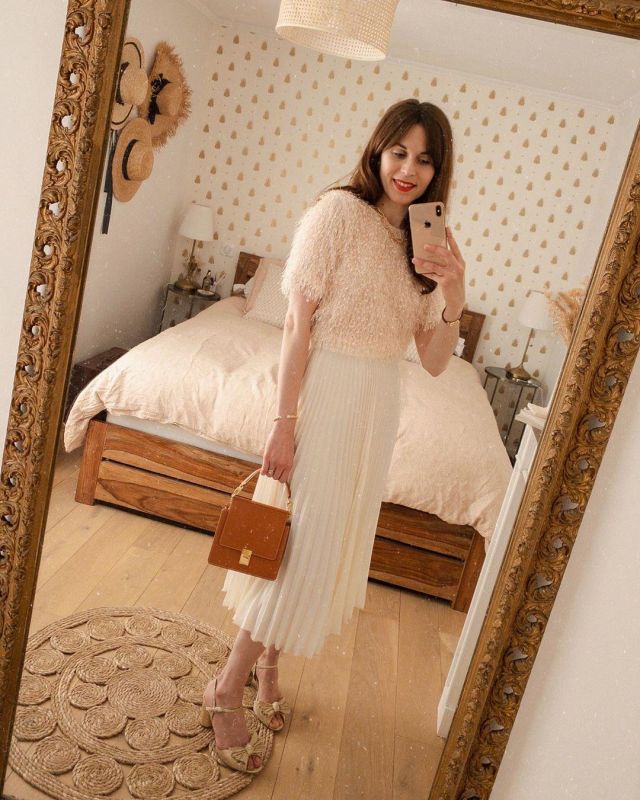 Le jupe plissée longueur midi blanc La Redoute de Daphné sur son compte Instagram @daphnemoreau