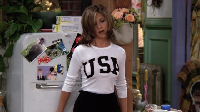 Le top blanc imprimé USA porté par Rachel Green (Jennifer Aniston) dans Friends (Saison 2 Épisode 4)