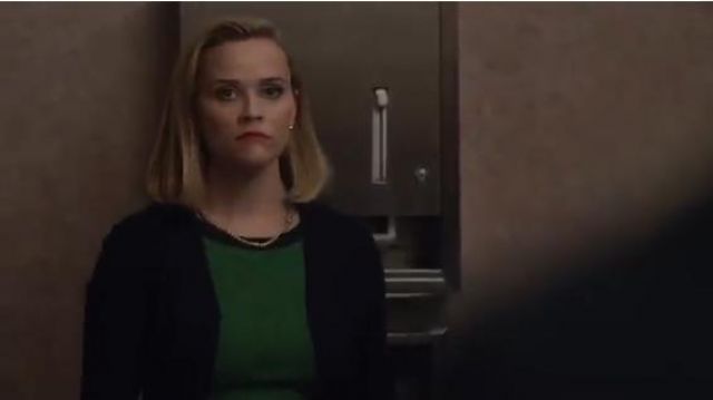 Recadrée Cardigan porté par Elena Richardson (Reese Witherspoon) en Petits Feux Partout Saison 1 Épisode 7