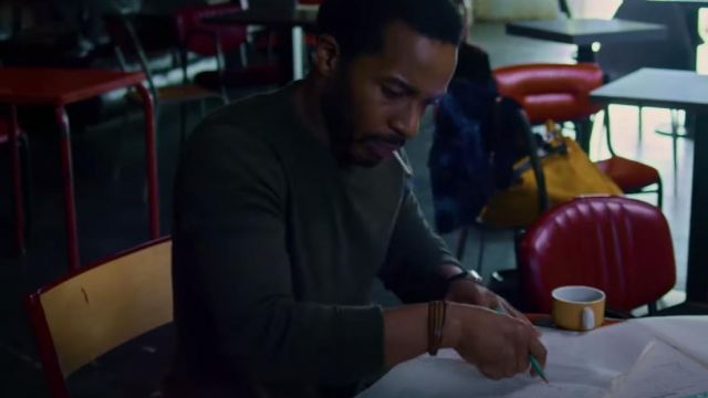 The green sweater khaki worn by Elliot Udo (Andre Holland) in The Eddy (Season 1) on Netflix