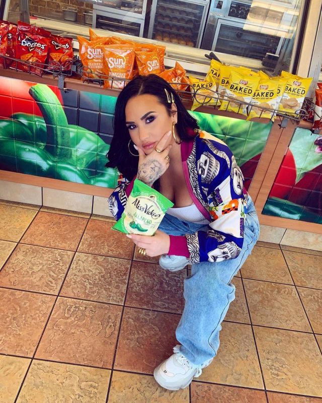 Le bomber imprimé Versace de Demi Lovato sur son compte Instagram @ddlovato