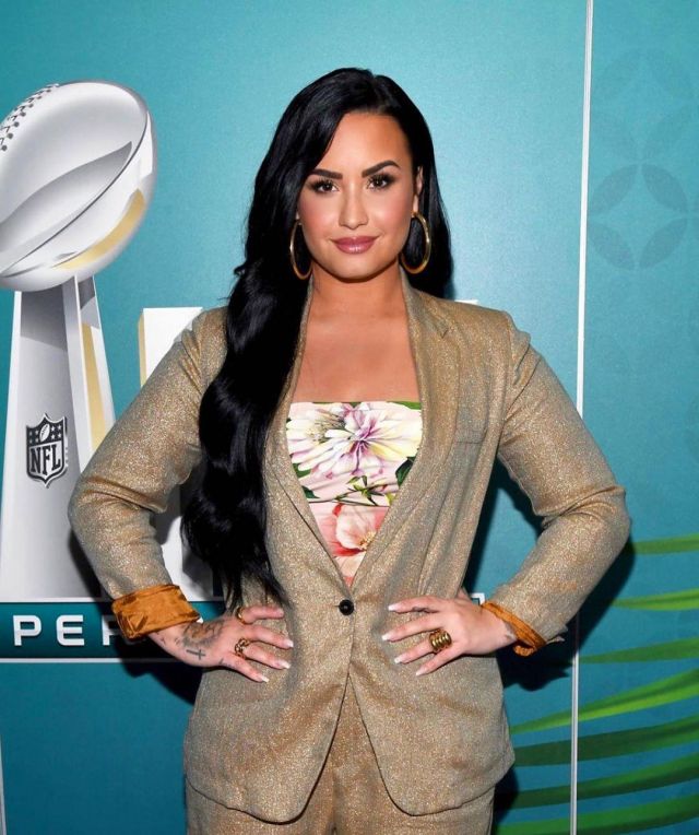 The blazer gold metallic Strong Strong Demi Lovato on her account Instagram @ddlovato