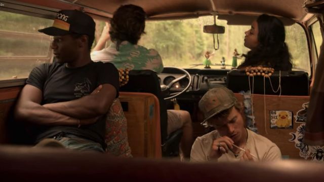 Avant de Travailler Surf Club Early Bird SS Tee porté par le Pape (Jonathan Daviss) dans les Outer Banks (S01E03)