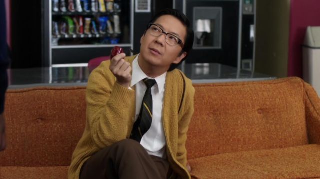 Noir rétro Ray-ban lunettes porté par Ben Chang (Ken Jeong) dans la Communauté (S02E17)