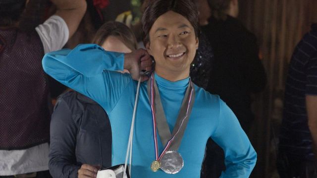 Bleu une pièce combinaison de patinage artistique robe portée par Ben Chang (Ken Jeong) dans la Communauté (S02E06)