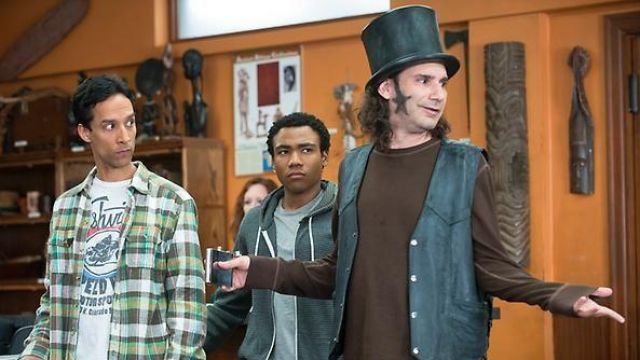 Black top hat of Star Burns (Dino Stamatopoulos) in Community (S01E17)