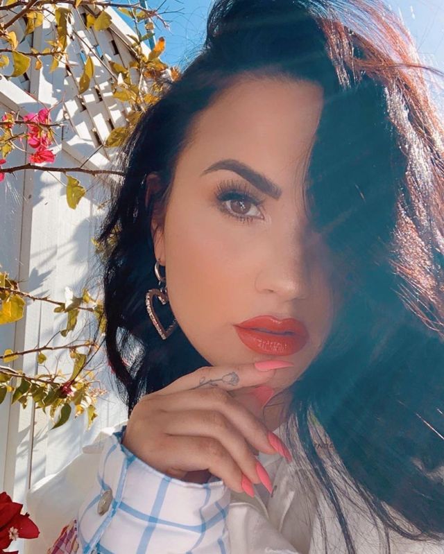La chaqueta vaquera blanca de Demi Lovato con mangas a cuadros en su cuenta de Instagram @ddlovato