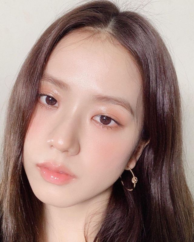 Rond Ear­rings of Jisoo on the Instagram account @sooyaaa__