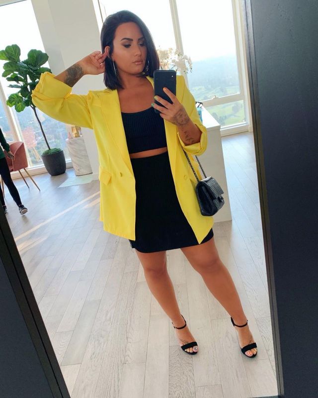 The black handbag Chanel worn shoulder of Demi Lovato on her account Instagram @ddlovato