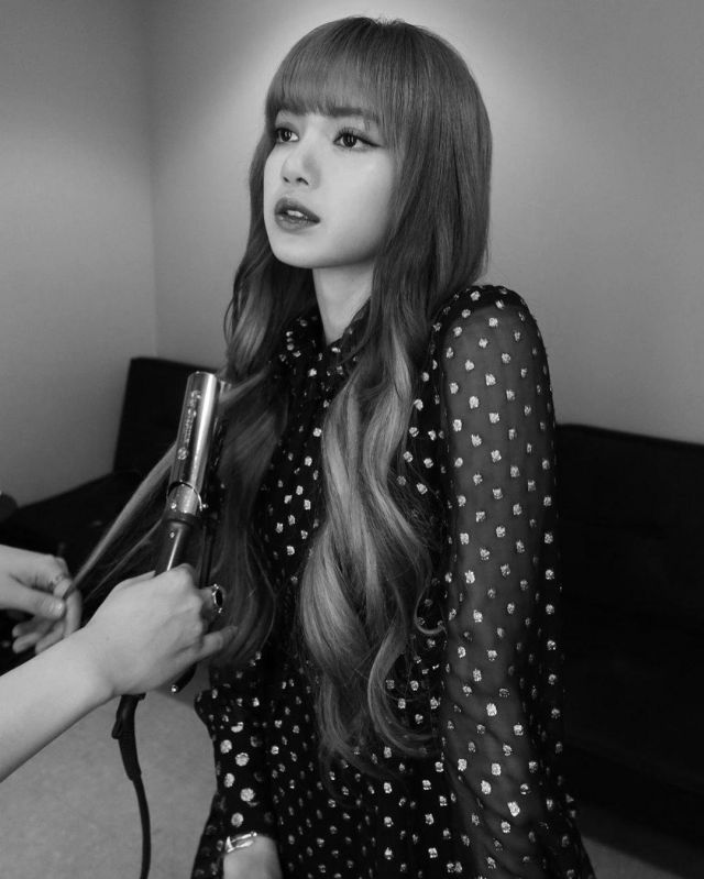 Dot­ted Swiss Dress of Lisa on the Instagram account @lalalalisa_m