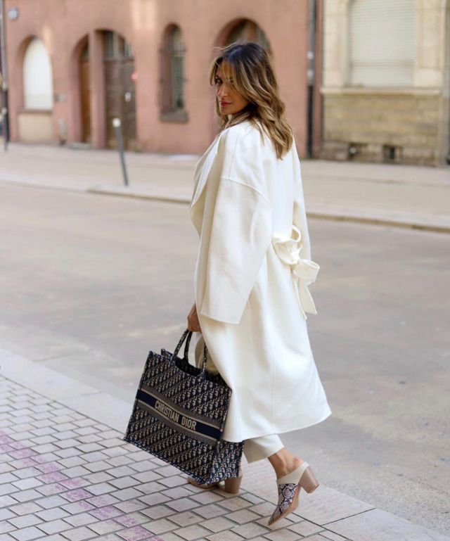 Le manteau blanc cassé porté par Yasmine Zeroc sur son compte Instagram @yasmine.zeroc