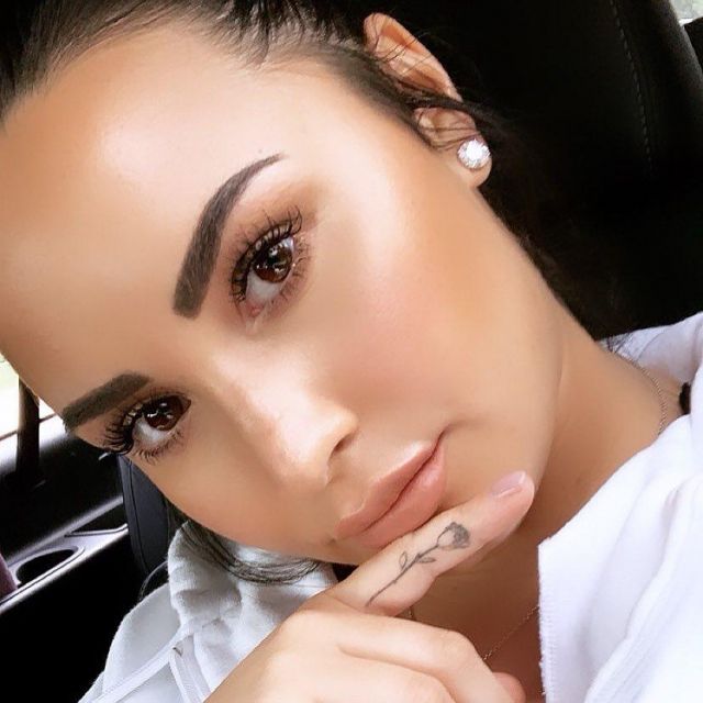 The sweatshirt white zipped with logo Balanciaga Demi Lovato on her account Instagram @ddlovato