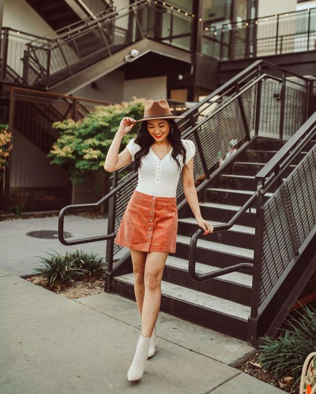 Cor­duroy Mi­ni Skirt of Jen Vatthongxay on the Instagram account @piecesofemerald