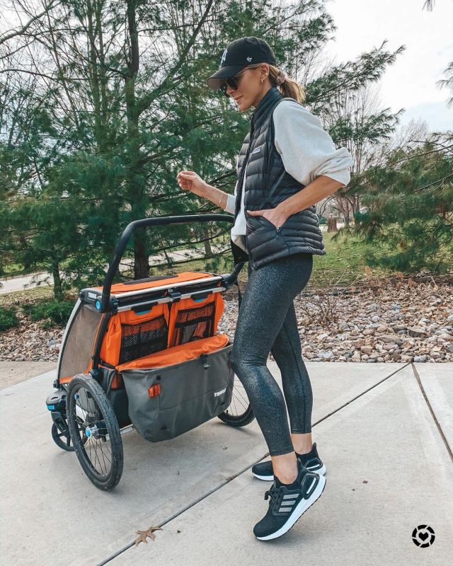 Leggings Midi de cintura alta de Becky Hillyard en la cuenta de Instagram @cellajaneblog