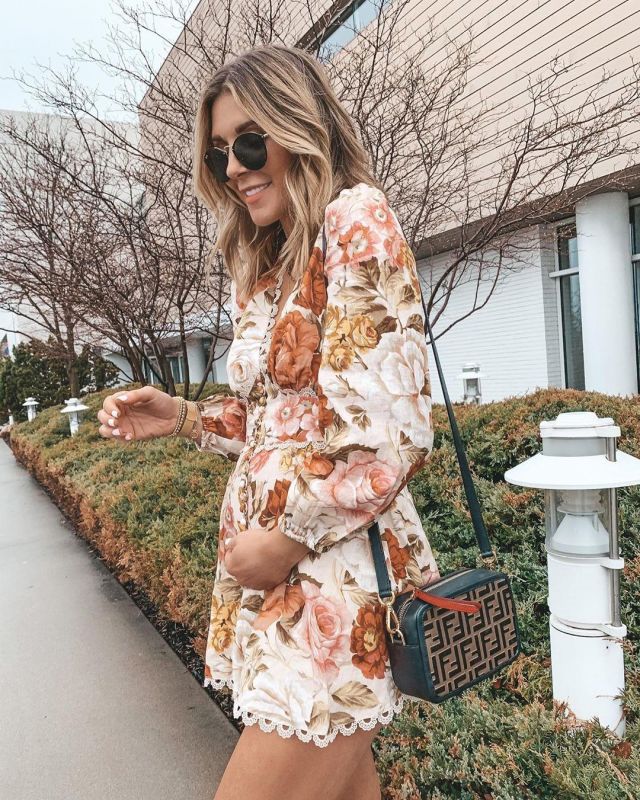 Zimmermann Flo­ral Linen Play­suit of Becky Hillyard on the Instagram account @cellajaneblog