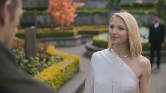 Gold half hoop necklace worn by Miriam Bancroft (Kristin Lehman) in Altered Carbon (S01E01)