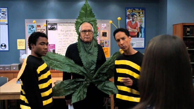 Bee costume porté par Troy Barnes (Donald Glover) dans la Communauté (S02E12)