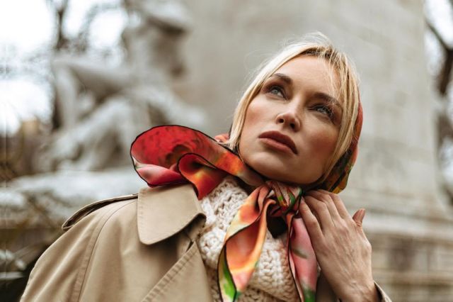 The silk scarf 'Arsenic' Innangelo worn by Inna Zobova on his account Instagram @innazobovareal