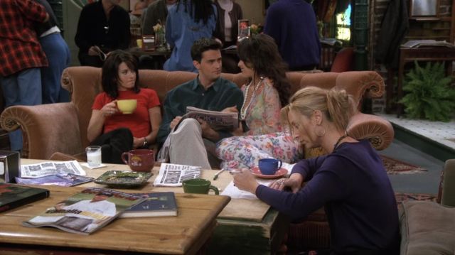 Le t-shirt rouge à manches courtes porté par Monica Geller (Courteney Cox) dans Friends (S03E04)