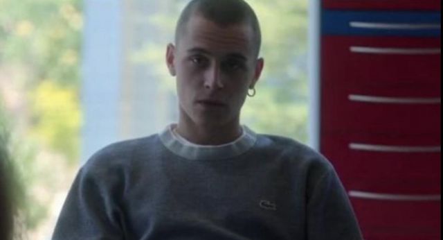 The gray sweater with white collar Lacoste worn by Ander (Aron Piper) from the series Elite (Season 3 Episode 6)