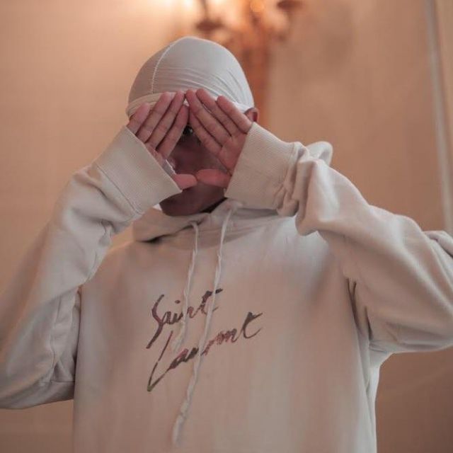 Le sweatshirt à capuche Saint Laurent porté par Ateyaba sur le compte Instagram de @nouveaupharaon 