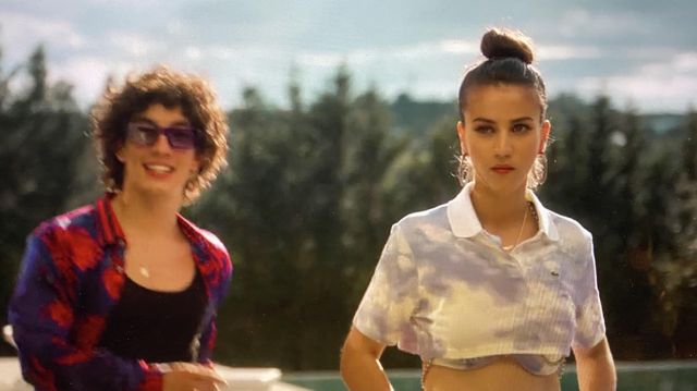 Le polo Lacoste effet tie and dye porté par Rebeca (Claudia Salas) dans Élite (S03E02)
