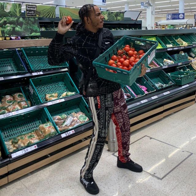 The pants bandana worn by AJ Tracey on his account Instagram @ajtracey
