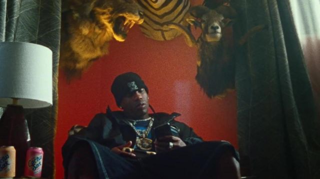 La manette PS4 Dualshock or utilisée par Travis Scott dans Json clip OUT WEST avec ACKBOYS feat. Young Thug 