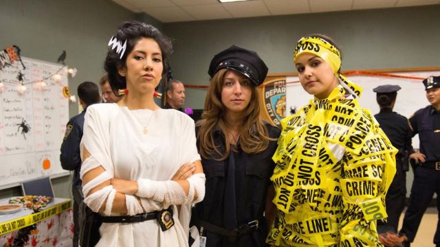 Bride of Frankenstein Wig worn by Rosa Diaz (Stephanie Beatriz) in Brooklyn Nine-Nine (S01E06)