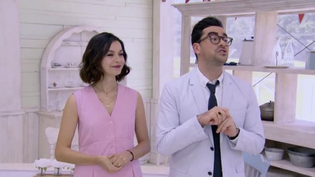La robe rose portée par Julia Chan dans The Great Canadian Baking Show (S01E08)