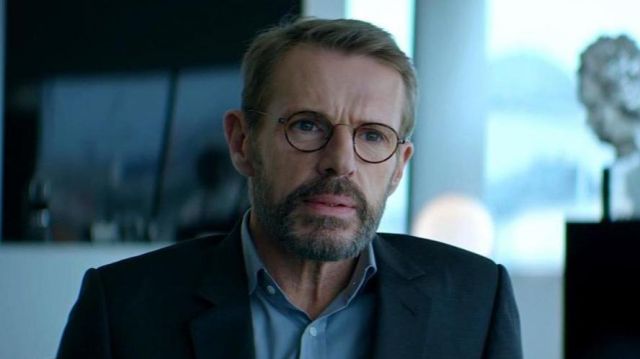 The eye glasses worn by Peter Geithner (Lambert Wilson) in the film is At your fingertips