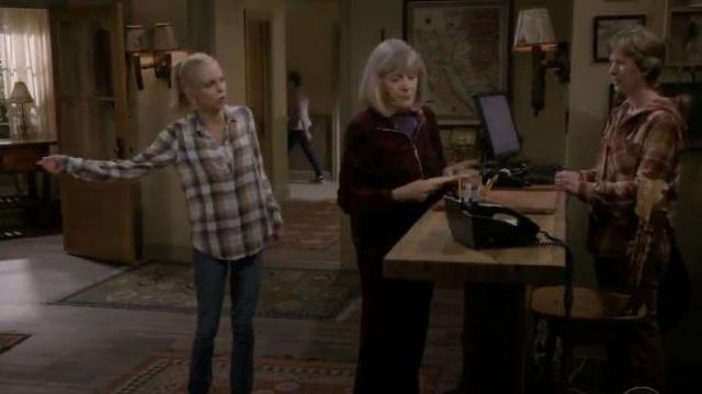La chance associée à Une Poche de Chemise à Carreaux portée par Christy (Anna Faris) dans Mom Saison 7 Épisode 20