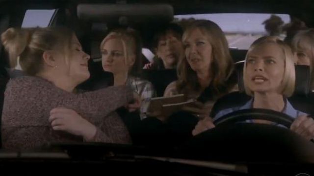 Beige Rayé Chandails portés par Bonnie (Allison Janney) dans Mom Saison 7 Épisode 20