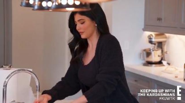 Noir Haut en Tricot porté par Kylie Jenner en accord avec les Kardashians Saison 18 Épisode 4