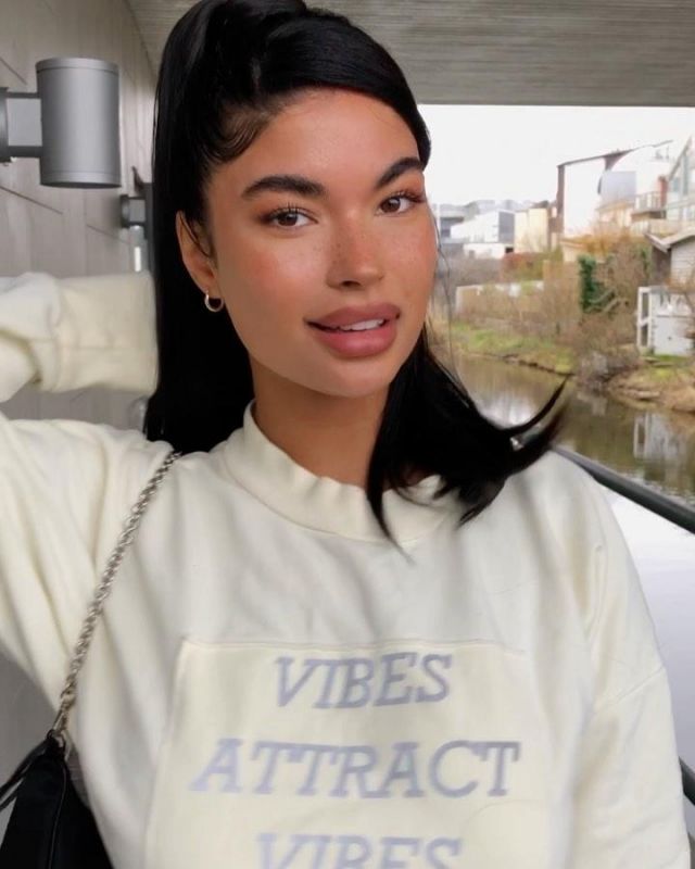 Beautifulhalo Vibes Attract Vibes Sweatshirt Of Aisha Potter On Her Instagram Account Aishapotter Spotern