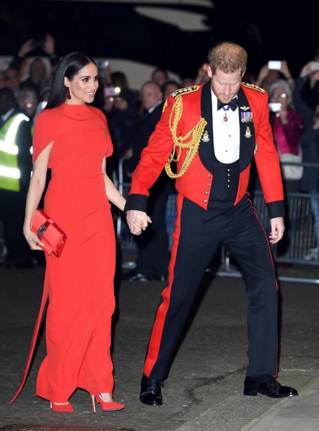 La robe rouge à cape de Meghan Markle lors du Mountbatten Festival of Music Edition en mars 2020