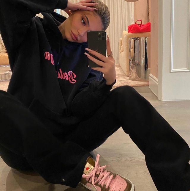 The sweatshirt hoody Balenciaga worn by Kylie Jenner on her account Instagram @kyliejenner