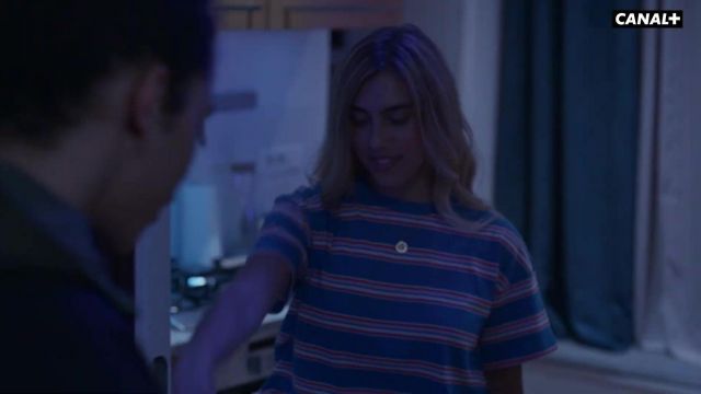 La camiseta de corte a rayas azules usada por Louise (Liv Del Estal) en Validated (S01E03)