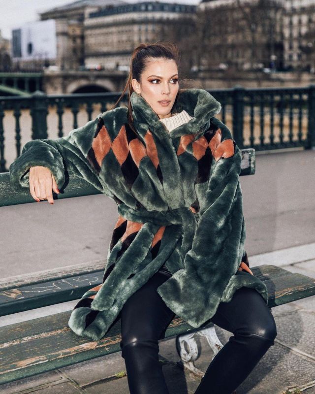 The fake fur coat worn by Iris Mittenaere on his account Instagram @irismittenaeremf