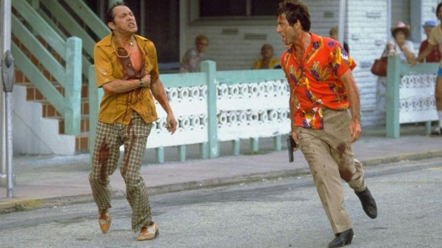 The hawaiian shirt red Tony Montana (Al Pacino) in Scarface