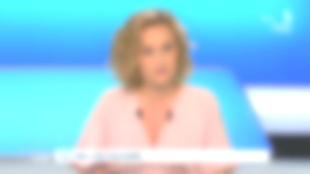 La combinaison rose de Caroline Roux dans C dans l'air du 20 04 2020