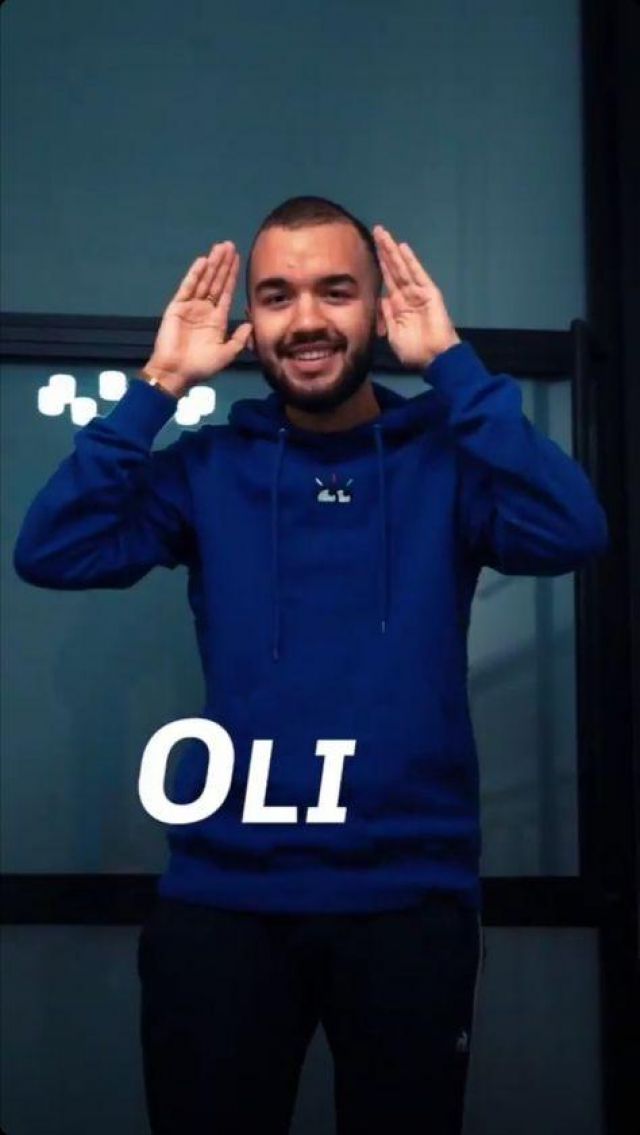 Sweatshirt hoody with logo vision blue worn by Oli on the account Instagram of @bigfloetolifan53 