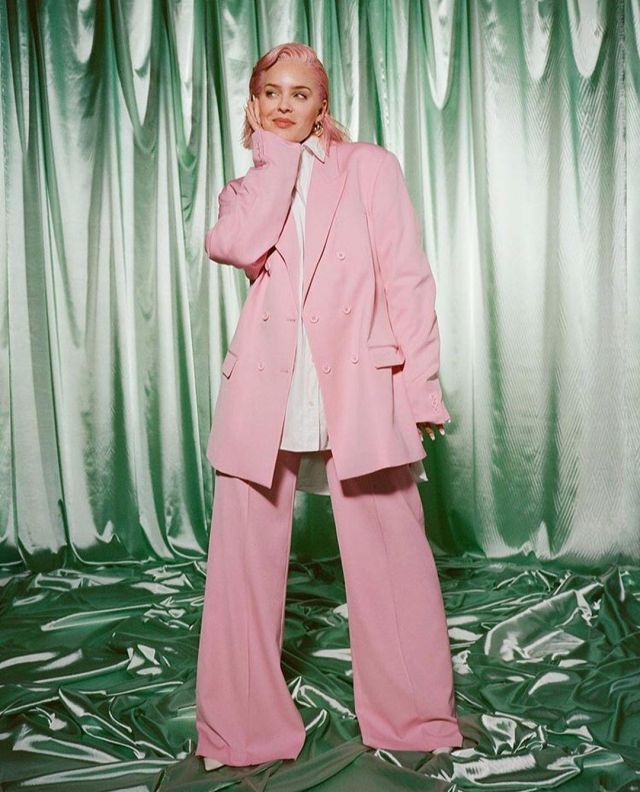 Prettylittlething.com Dusty Pink Pleat­ed Front Wide Leg Pants of Anne-Marie on the Instagram account @annemarie April 19, 2020