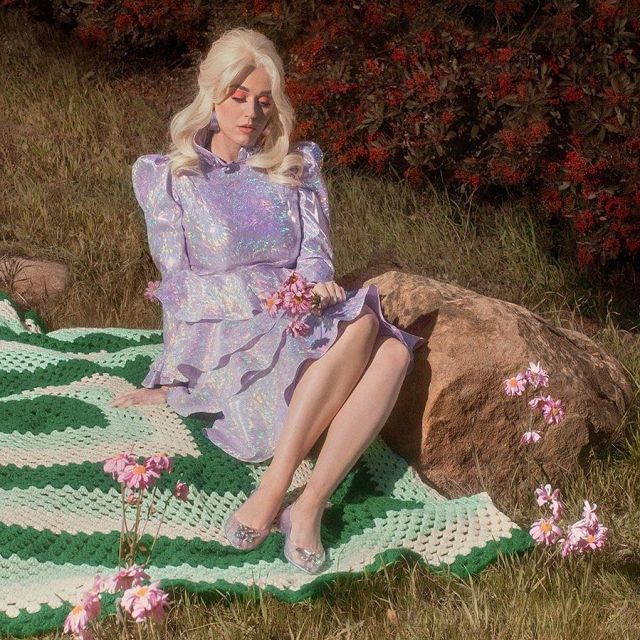 Batsheva Con­fec­tion Dress of Katy Perry on the Instagram account @katyperry April 15, 2020