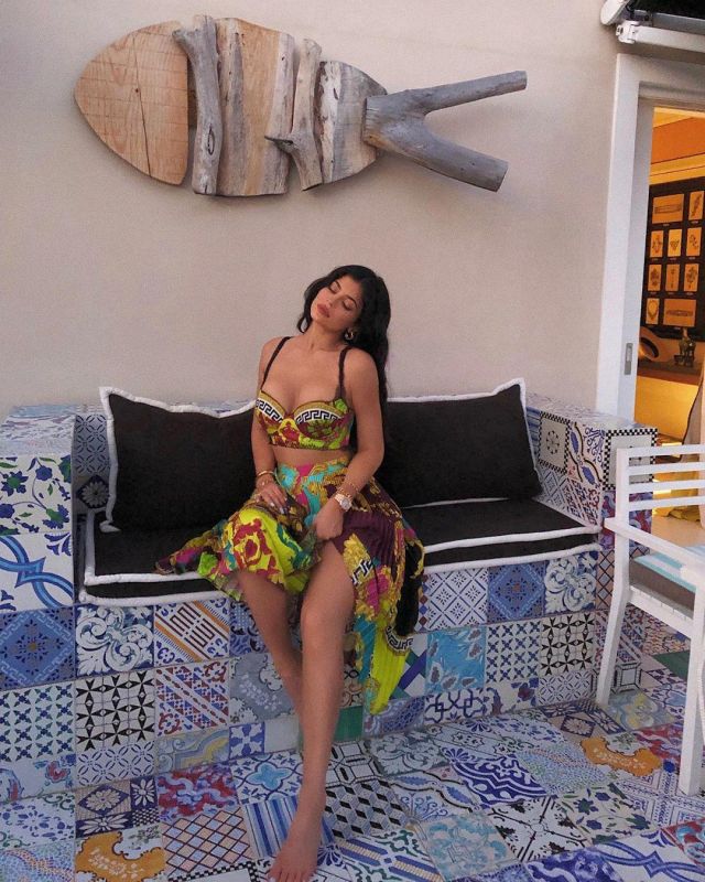 The bra Versace print worn by Kylie Jenner on her account Instagram @kyliejenner