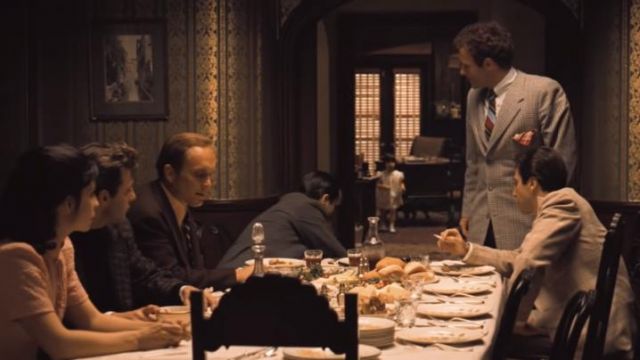 La cravate rayée portée par Santino Corleone (James Caan) dans Le Parrain, 2e partie